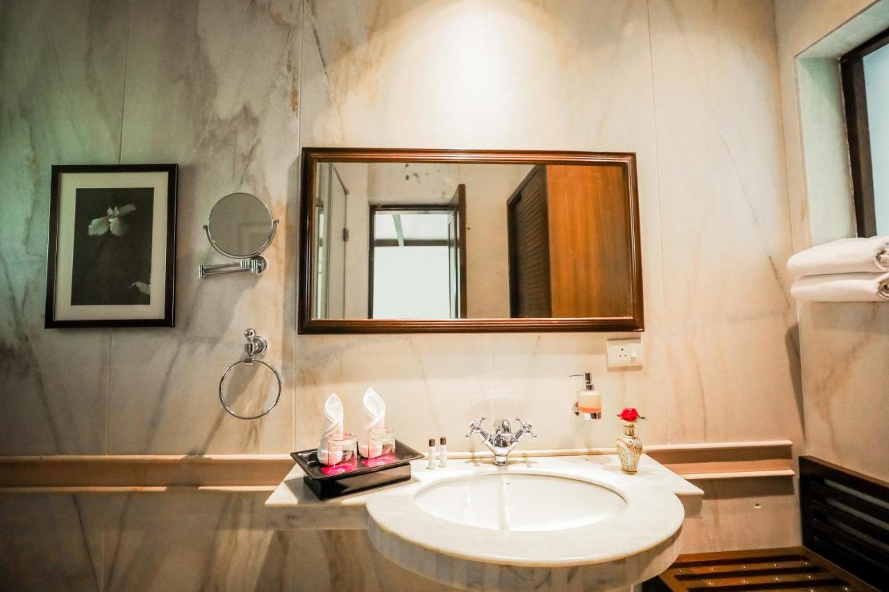 Saptapuri By Royal Orchid Hotels Limited バラナシ エクステリア 写真